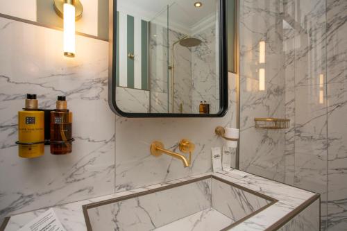 a bathroom with a sink and a mirror at Casual Eclettico Milano in Milan