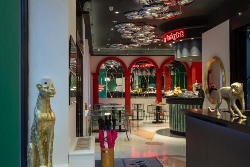 a restaurant with a cat statue and a bar at Casual Eclettico Milano in Milan