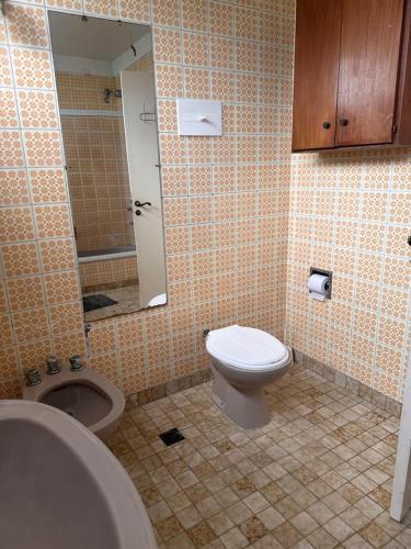 een badkamer met toilet, bad en wastafel bij Linda in Mar del Plata