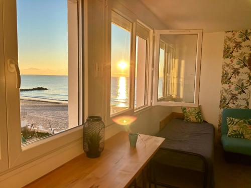 EStudio 1ère ligne vue mer ,place de parking privée accès a la plage de la résidence 3ème étage