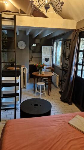 une chambre avec un lit et une table et une cuisine dans l'établissement La Canotière - Petite maison pour 2 personnes à Vienne en Arthies, à Villers-en-Arthies