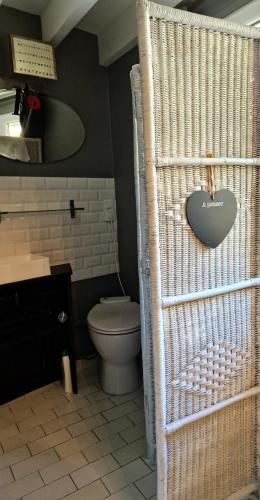 La salle de bains est pourvue de toilettes et d'une cage. dans l'établissement La Canotière - Petite maison pour 2 personnes à Vienne en Arthies, à Villers-en-Arthies