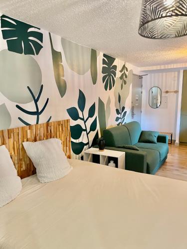 une chambre avec un lit et un salon dans l'établissement Cit'hotel Design Booking Evry Saint-Germain-lès-Corbeil Sénart, à Saint-Germain-lès-Corbeil