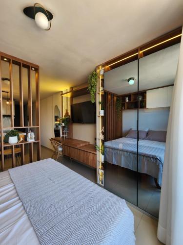 ein Schlafzimmer mit einem Bett und einem Fernseher darin in der Unterkunft Hermoso Departamento in Santa Cruz de la Sierra