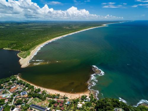 an aerial view of a beach and the ocean at Villa Residencial Encantos Da Mata in Itacaré