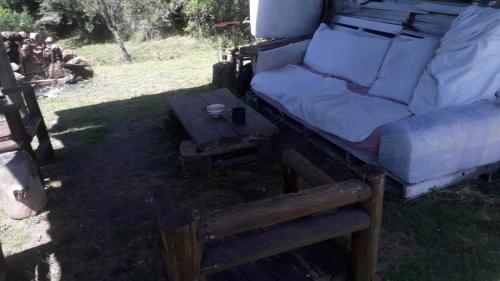 a couch sitting in the back of a truck at cabaña sin luz en campo in San Carlos