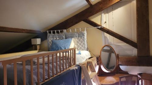 - une chambre mansardée avec un lit bébé dans l'établissement A Toesca, à Cagnes-sur-Mer