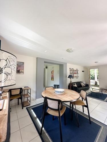 Maison dans parc privé, sports et loisirs proche golf du Coudray Montceaux