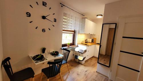 salon z zegarem na ścianie w obiekcie Apartament Joanna w Wadowicach