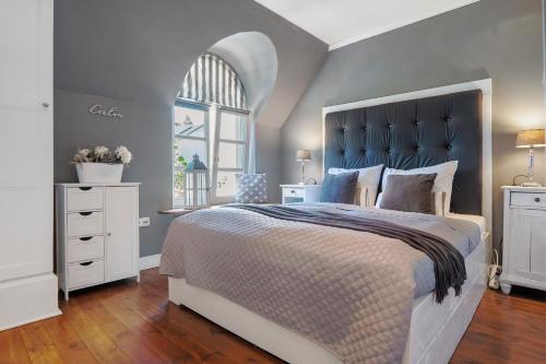 a bedroom with a large bed and a window at Gästewohnung am See in Neuenkirchen
