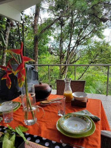 a table with plates and vases on top of a table at Naturaleza, Flora y Fauna in Los Altos de Cerro Azul