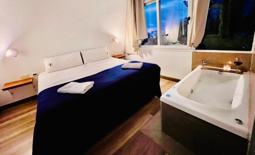 سرير أو أسرّة في غرفة في Finca La Escondida San Rafael