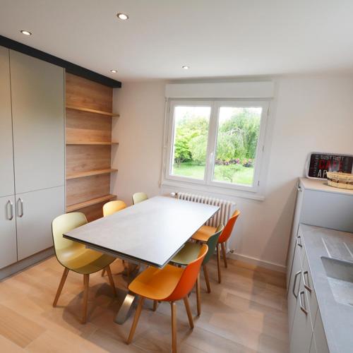 - une cuisine avec une table à manger et des chaises dans l'établissement La Villa Mana, à La Forêt-Fouesnant