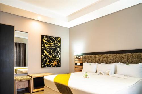 Katil atau katil-katil dalam bilik di Kalahari Arms Hotel