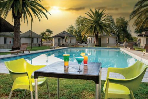 Kolam renang di atau dekat dengan Kalahari Arms Hotel