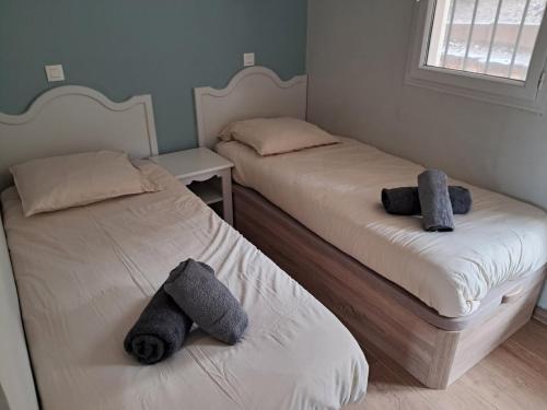 2 posti letto in camera con asciugamani di Appartement Restanques du Golf de Saint Tropez 2 chambres 6 personnes a Grimaud
