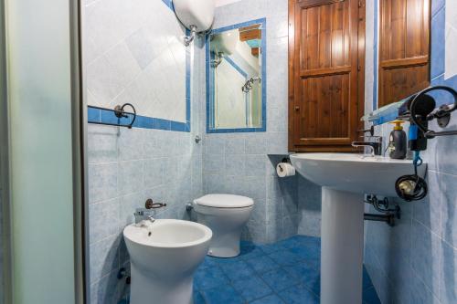 a bathroom with a toilet and a sink at Villa Sa Marina con piscina in Bari Sardo