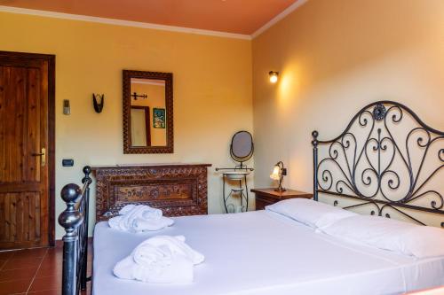 a bedroom with a bed with towels on it at Villa Sa Marina con piscina in Bari Sardo