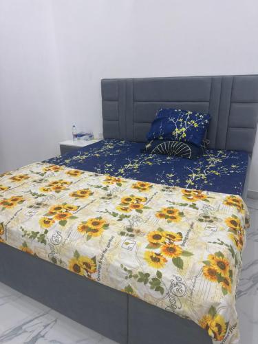 Homestay Cozy bedroom with private attached washroom in ajman villa
