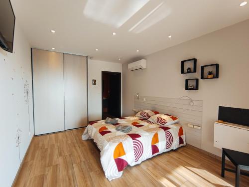 une chambre avec un lit et une table dans une pièce dans l'établissement Suite indépendante - Le Coquelicot, à Peyruis