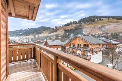 - une vue depuis le balcon d'une cabane en rondins dans l'établissement Appartement Mady - Welkeys, à Megève