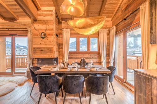 une salle à manger avec une table et des chaises dans l'établissement Appartement Mady - Welkeys, à Megève