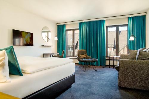 ein Hotelzimmer mit einem Bett und einem Stuhl in der Unterkunft Motel One Ulm in Ulm