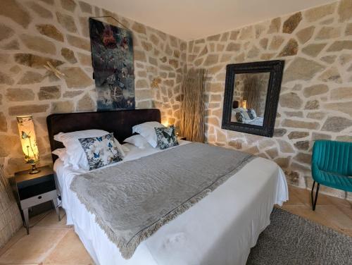 Postel nebo postele na pokoji v ubytování Manoir de Chantemerle