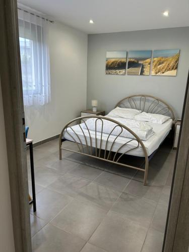 - une chambre avec un lit et du carrelage dans l'établissement Appartement Belle Dune, à Bray-Dunes