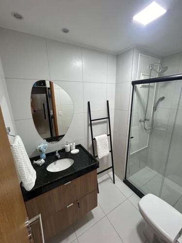 łazienka z umywalką i prysznicem oraz lustrem w obiekcie Studio Malia Beach Muro Alto Vista Piscina Central w mieście Ipojuca