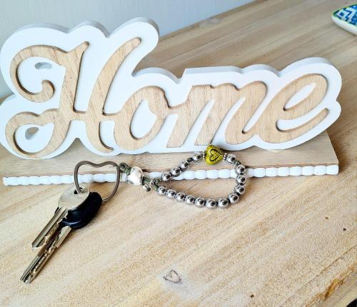 a pair of keys on a table with the word sing at Grace's Home in Ladispoli