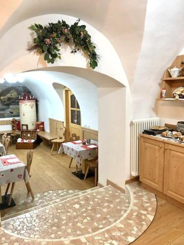a kitchen with a table and chairs in a room at Bed & Breakfast SISSI in Commezzadura