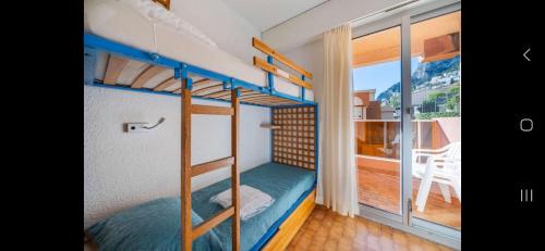 - une chambre avec 2 lits superposés et un balcon dans l'établissement Dernier étage vue mer exceptionnelle, à Roquebrune-Cap-Martin