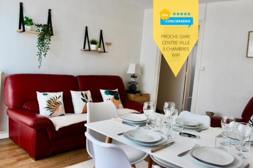 - une salle à manger avec une table et un canapé rouge dans l'établissement LE LOGIS DE L'ARQUEBUSE GARE, Centre ville et Cité Gastronomique, à Dijon