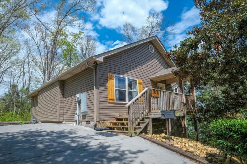 a small house with a driveway in front of it at Inn The Vicinity in Pigeon Forge