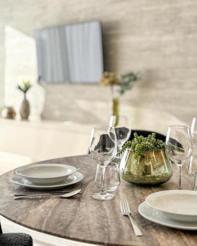 Malberry Park 302 - Modern 2bedroom Apt with Shared Heated Pool, Sauna, Gym, Jacuzzi