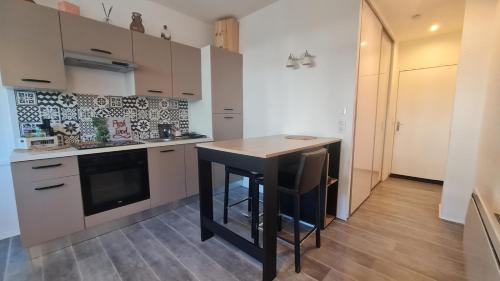 Appartement en RDC climatisé avec terrasse ombragée et privative