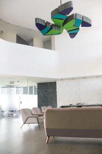 a room with a couch and chairs and a chandelier at Hotel Punta Azul in Veracruz