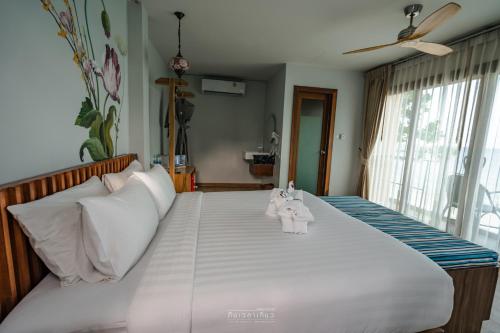 Postel nebo postele na pokoji v ubytování Diamond Beach Resort