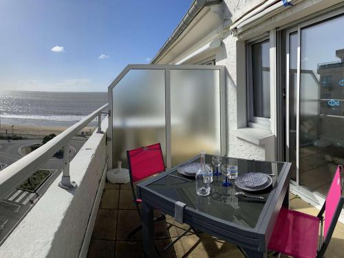 - une table sur un balcon avec vue sur l'océan dans l'établissement La Baule, studio avec terrasse à deux pas de la plage ! - FR-1-392-32, à La Baule