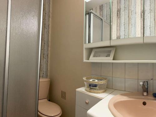 une petite salle de bain avec toilettes et lavabo dans l'établissement La Baule, studio avec terrasse à deux pas de la plage ! - FR-1-392-32, à La Baule