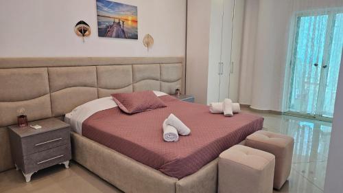 เตียงในห้องที่ Seaside Jon Saranda