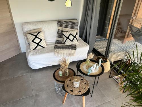 - un salon avec un canapé et des tables dans l'établissement Studio proche Moulins, à Bressolles