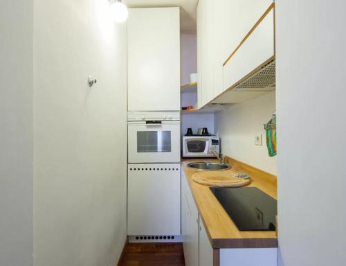 O bucătărie sau chicinetă la Spanish Steps Vittoria Studios