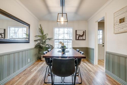 ein Esszimmer mit Tisch und Stühlen in der Unterkunft Fort Worth Cottage Retreat in Fort Worth