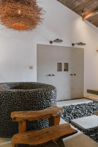 a room with a couch and a table and a chair at Anacardier Privé Hotel in Atins