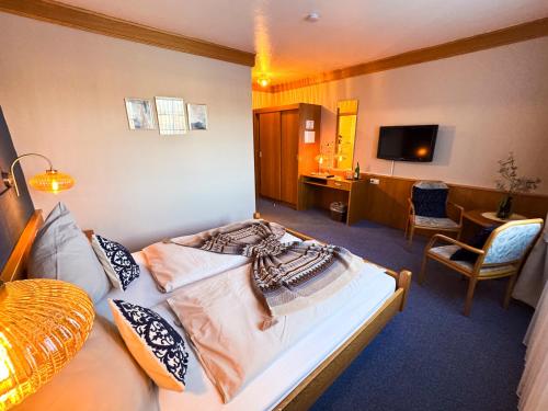 TV a/nebo společenská místnost v ubytování Hotel Gülser Weinstube