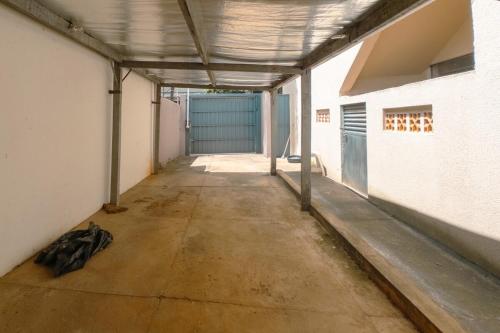 an empty hallway of a garage with a blue garage door at Apartamento Bem Localizado na Cerro Azul in Maringá