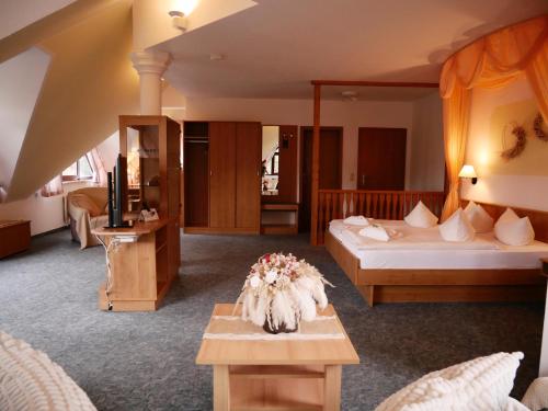 Postel nebo postele na pokoji v ubytování Hotel Waldesruh