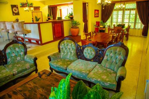 Гостиная зона в B&B HOTEL